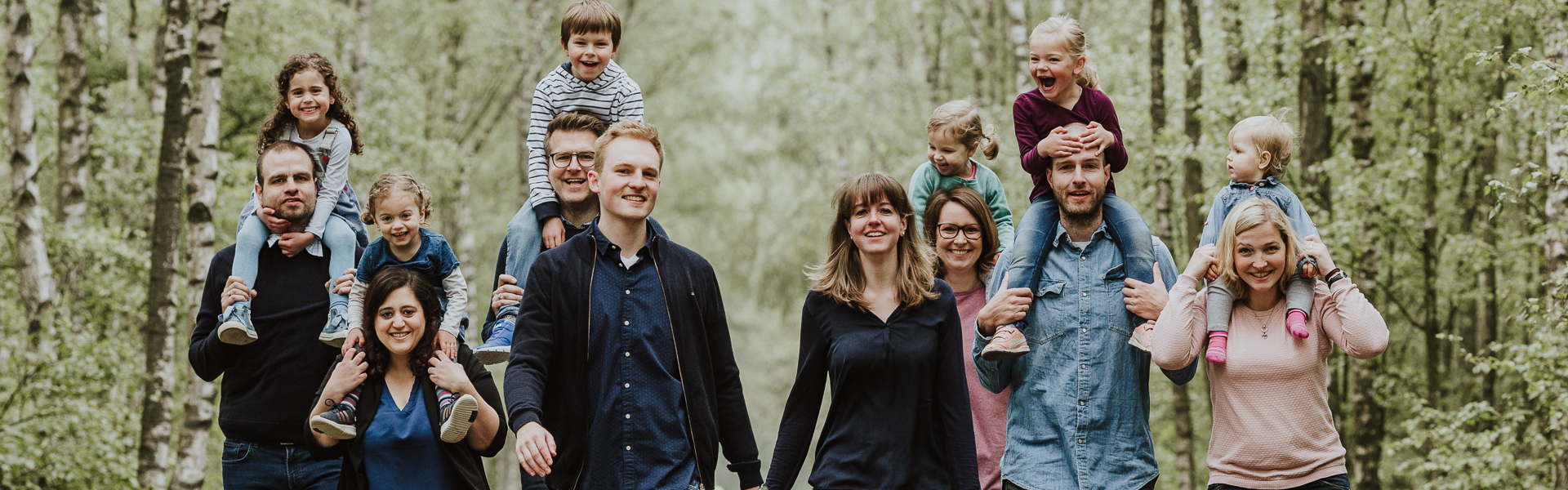 Familienfoto Farbfoto Waldspaziergang Oberhausen
