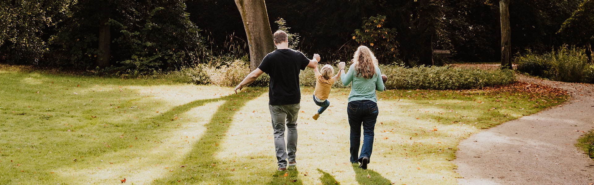 Familie auf Wiese
