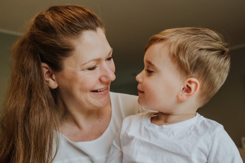 Eine Frau und ein kleiner Junge schauen sich an.