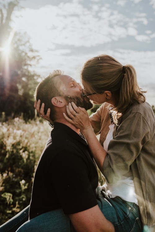 Ein Mann und eine Frau küssen sich.