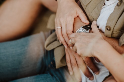 Mehrere Hände liegen aufeinander.