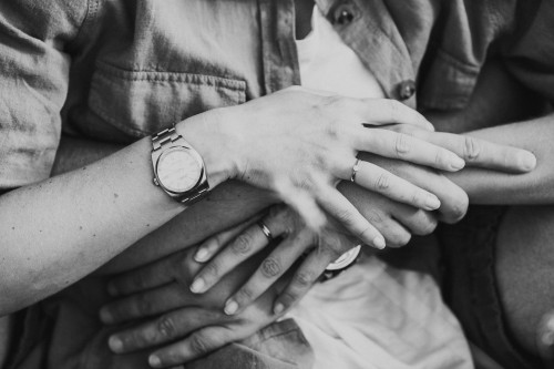 Mehrere Hände liegen aufeinander.