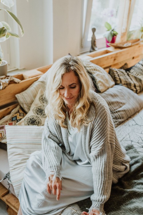 Eine Frau sitzt im Bett.