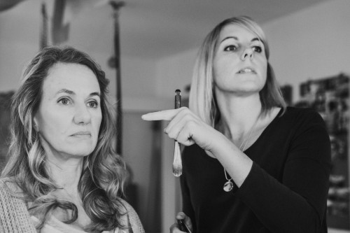 Eine Frau zeigt auf eine andere Frau.