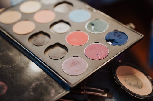 Eine bunte Lidschattenpalette.