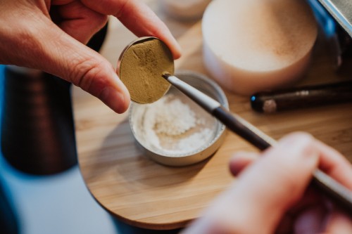 Ein Lidschatten und ein Pinsel.