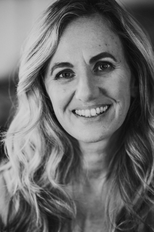 Ein Schwarz-Weiß-Foto einer Frau.