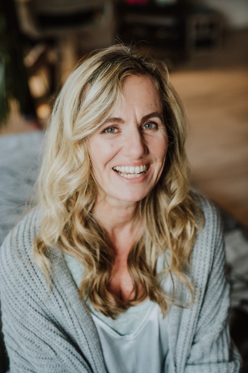 Eine Frau die auf einem Bett sitzt.