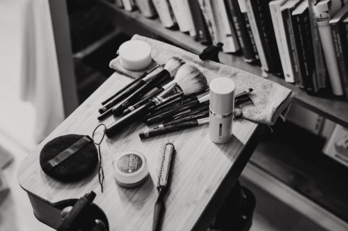 Ein schwarz-weiß Bild von Makeup Pinseln und Bürsten.