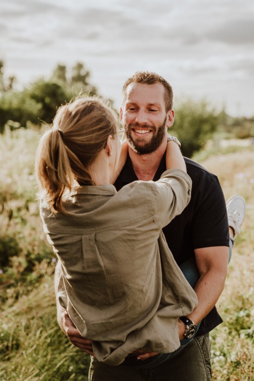 Ein Mann und eine Frau umarmen sich.