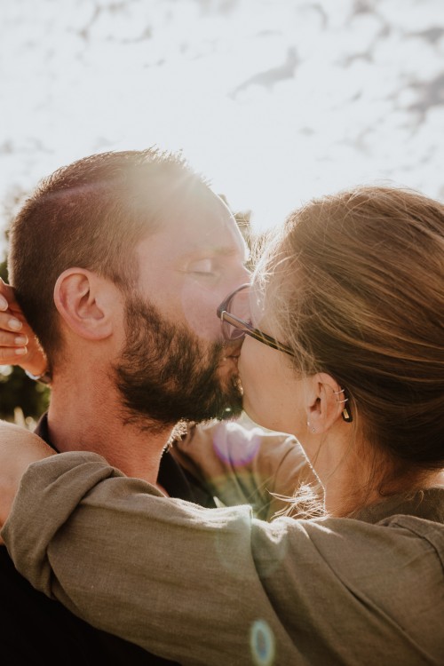 Ein Mann küsst eine Frau.