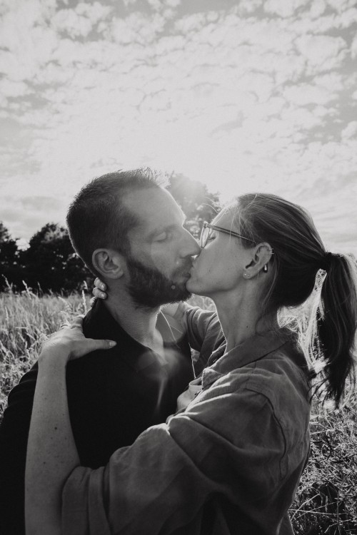 Ein Mann und eine Frau küssen sich.