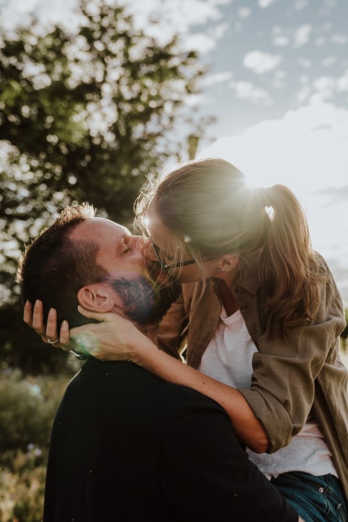 Ein Mann und eine Frau küssen sich.