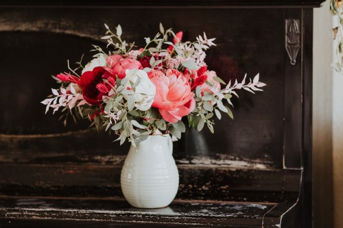 Brautstrauß Pfingstrosen in Porzellanvase