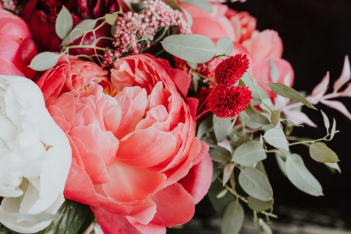 Nahaufnahme Brautstrauß Pfingstrose lachsfarben