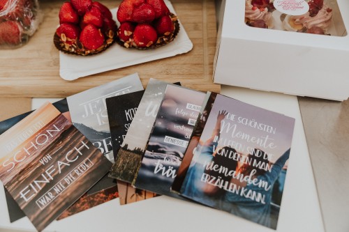 Farbfoto Hochzeitsgeschenke Törtchen Cupcakes und Glückwunschkarten