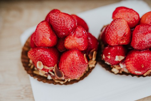 Farbfoto Hochzeitsgeschenk Erdbeertörtchen