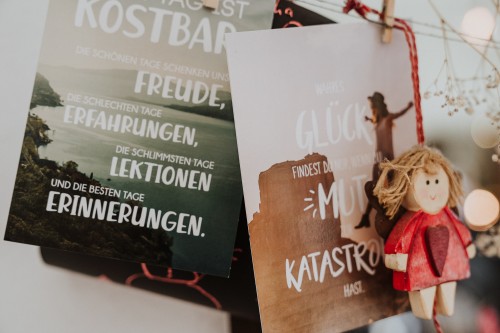 Leine mit Glückwunschkarten und Holzanhänger