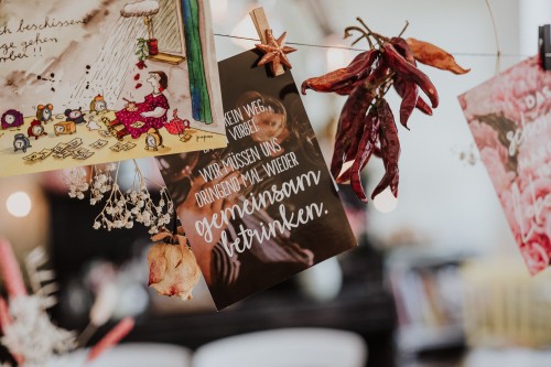 Wäscheleine mit Glückwunschkarten und Trockenblumen