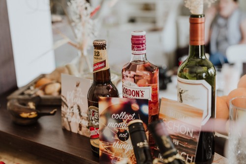 Hochzeitsgeschenk Spirituosen und Glückswunschkarten