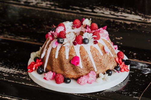 Hochzeitstorte Gugelhupf mit Blüten