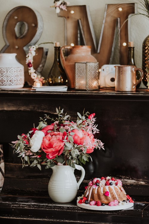 Brautstrauß mit Pfingstrosen und Hochzeitskuchen