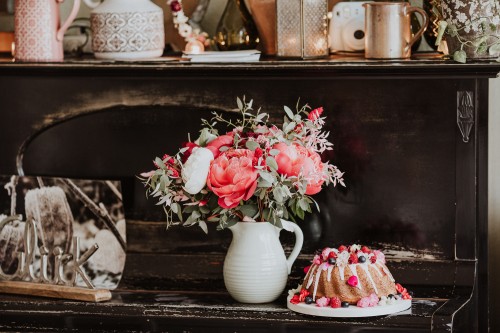 Farbfoto Hochzeitskuchen und Brautstrauß in Vase