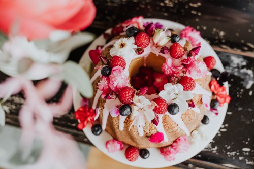 Hochzeitskuchen Gugelhupf mit Blüten und Früchten