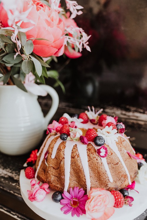 Brautstrauß und Hochzeitskuchen in Farbe