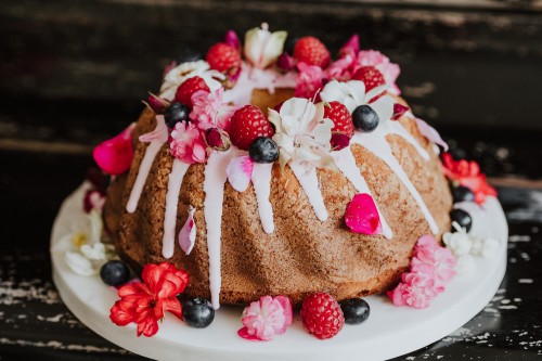 Nahaufnahme Hochzeitsgugelhupf in Farbe
