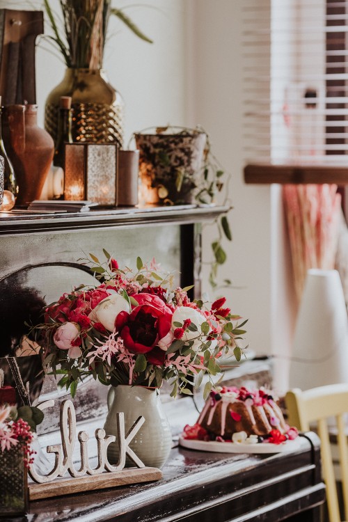 Farbfoto Hochzeitsgugelhupf und Brautstrauß