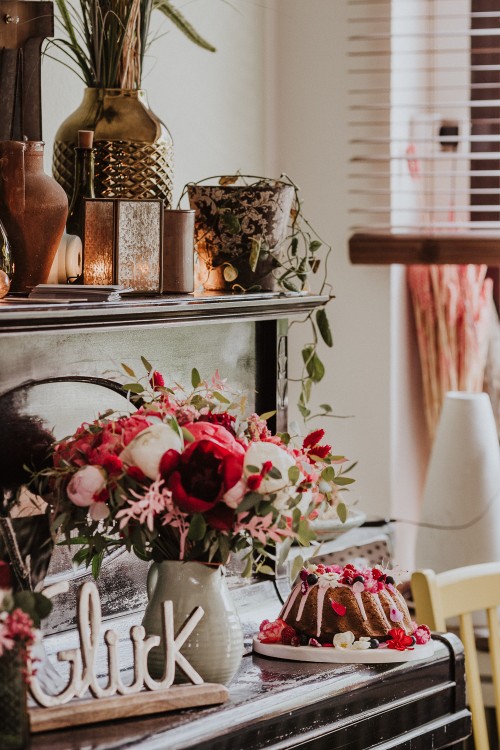 Farbfoto Hochzeitskuchen und Brautstrauß