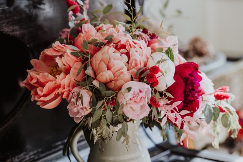 Farbiger Brautstrauß mit Pfingstrosen