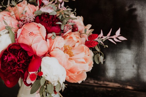 Brautstrauß mit Pfingstrosen farbig