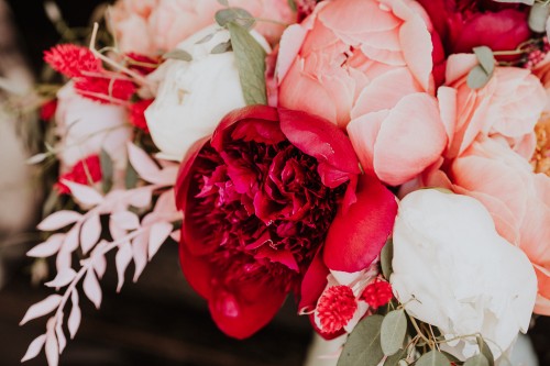 Brautstrauß mit Pfingstrosen farbig