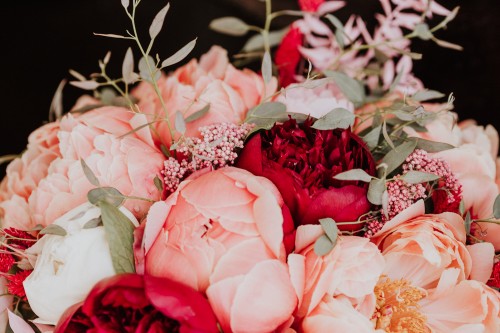 Brautstrauß mit Pfingstrosen farbig