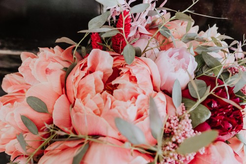 Brautstrauß mit Pfingstrosen farbig