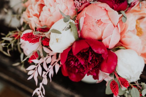 Nahaufnahme Brautstrauß mit Pfingstrosen in Farbe