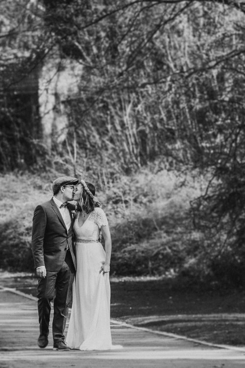 Schwarzweiß Hochzeitskuss Vintagebrautpaar im Schlosspark