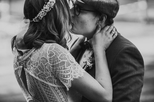 Schwarzweiß Hochzeitskuss Vintagebrautpaar