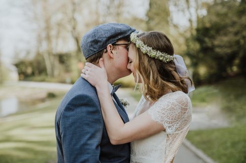 VintageHochzeitspaar in Farbe im Schloßpark