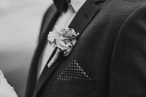 Nahaufnahme Boutonniere und Einstecktuch Schwarzweiß