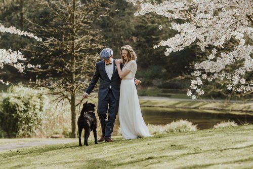 Brautpaar mit Hund in Kirschblüten