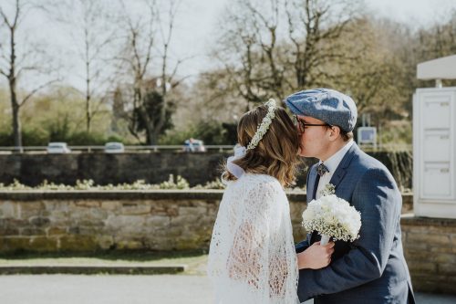küssendes Hochzeitspaar in Farbe vor Standesamt Borbeck