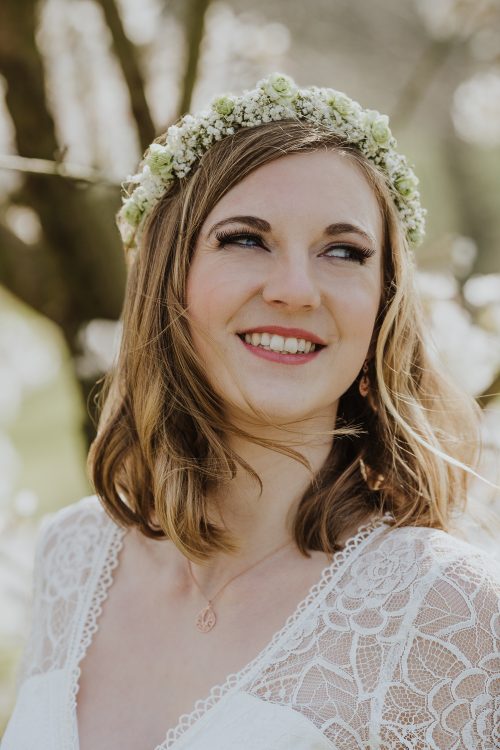 Vintagebraut mit Blumenkranz im Haar
