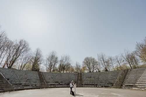 Farbfoto Tanzendes Brautpaar in Arena