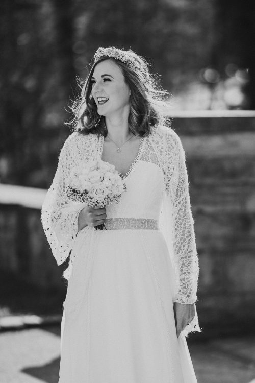 Braut im Vintagelook mit Brautstrauß in schwarzweiß