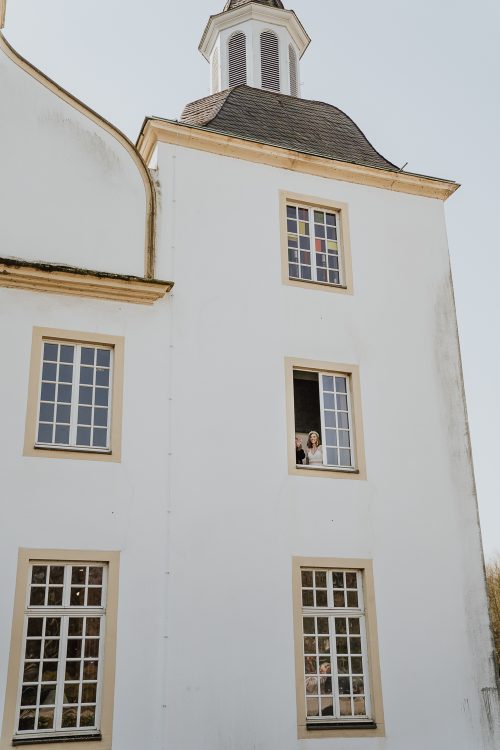Brautpaar am Fenster des Standesamtes Schloss Borbeck