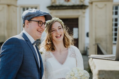 Hochzeitspaar mit Laptop vor dem Standesamt Schloss Borbeck