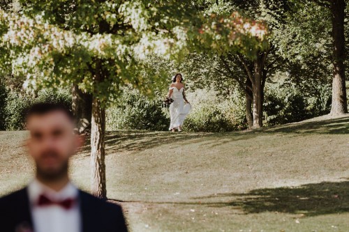 Braut spaziert über Wiese im Schloss Park Borbeck